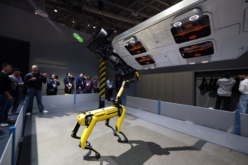 지난 1월 6일(현지 시각) 세계 최대 IT(정보기술)·가전 전시회 'CES 2026'가 열린 미국 네바다주 라스베이거스 컨벤션센터(LVCC)에서 현대자동차그룹 부스를 찾은 관람객들이 로봇개 '스팟'을 살펴보고 있다