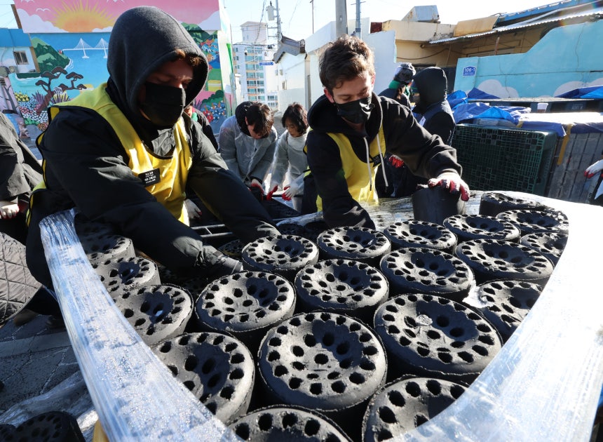 부산 부산진구 부암동에서 부산진구청 공무원과 육군 53사단 장병, 초록봉사단 등 100여 명이 연탄배달 봉사를 하고 있다./연합뉴스