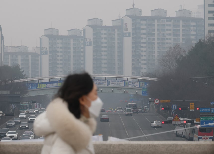 경기 수원시 영통구 일대가 안개와 미세먼지로 인해 뿌연 모습을 보이고 있다./뉴스1