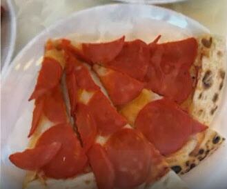 울산 세계음식문화관 이탈리아 음식점에서 9000원에 판매되는 페페로니 조각 피자. /SBS 보도 캡처