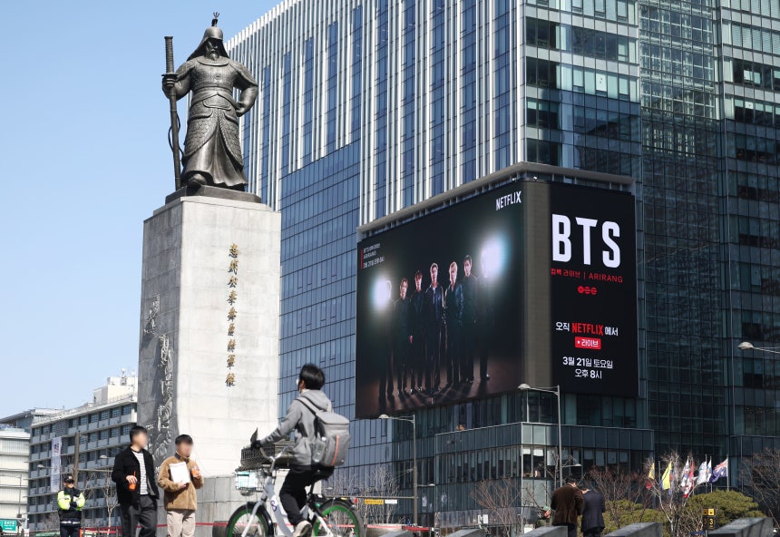 서울 광화문광장 인근 건물 외벽 전광판에 나오는 BTS 공연 홍보 영상./뉴스1