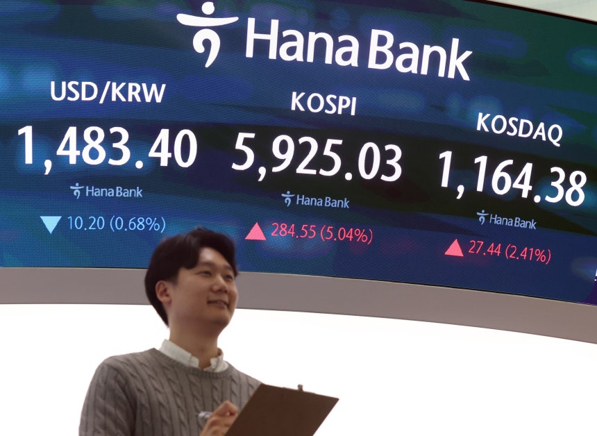18일 오후 서울 중구 하나은행 본점 딜링룸 전광판에 종가가 표시되고 있다./뉴스1