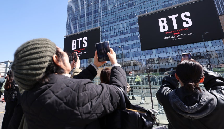그룹 방탄소년단(BTS)의 서울 광화문광장 컴백 공연이 이틀 앞으로 다가온 19일 서울 종로구 광화문광장에서 외국인 팬들이 컴백 공연을 알리는 전광판 광고를 스마트폰으로 촬영하고 있다./뉴스1