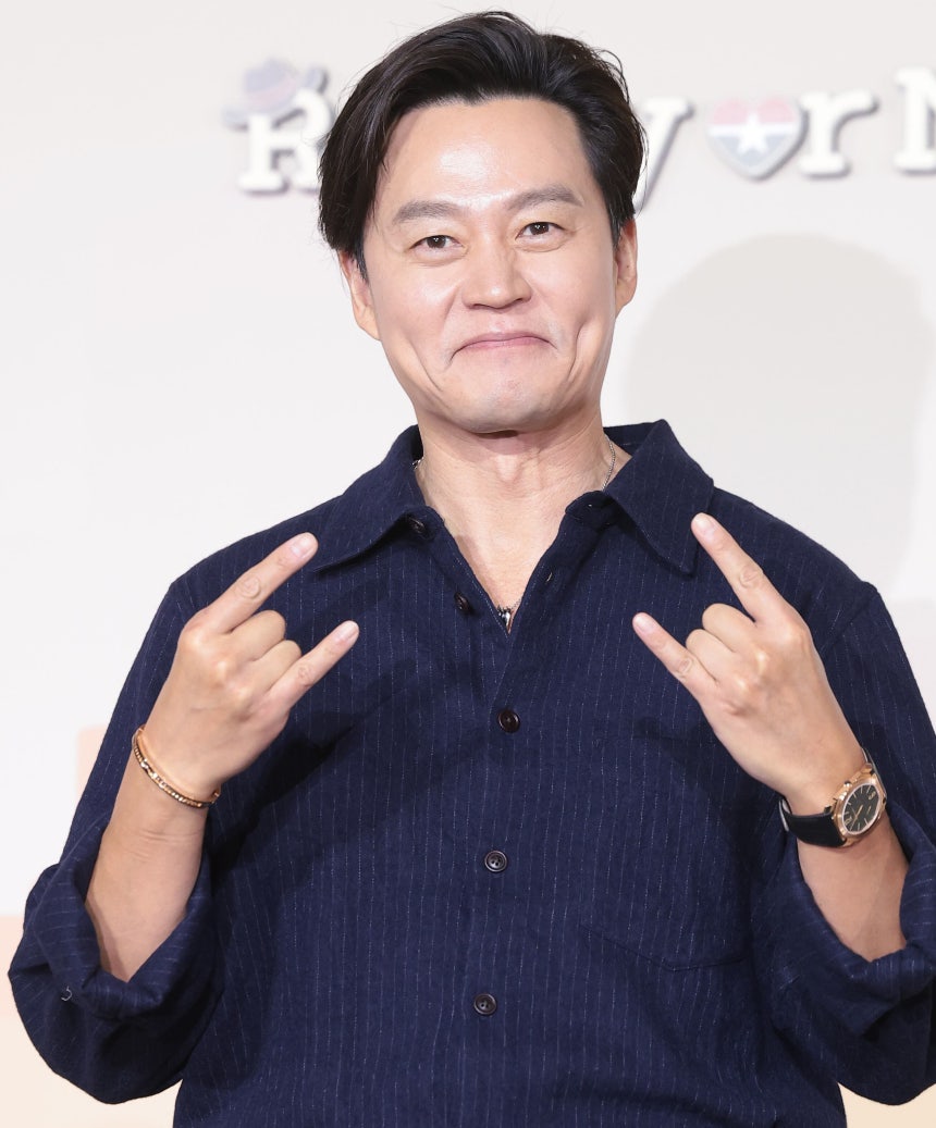 배우 이서진이 지난 24일 오전 서울 용산구 CGV용산아이파크몰에서 열린 넷플릭스 예능 '이서진의 달라달라' 제작발표회에 참석해 포즈를 취하고 있다. /뉴스1