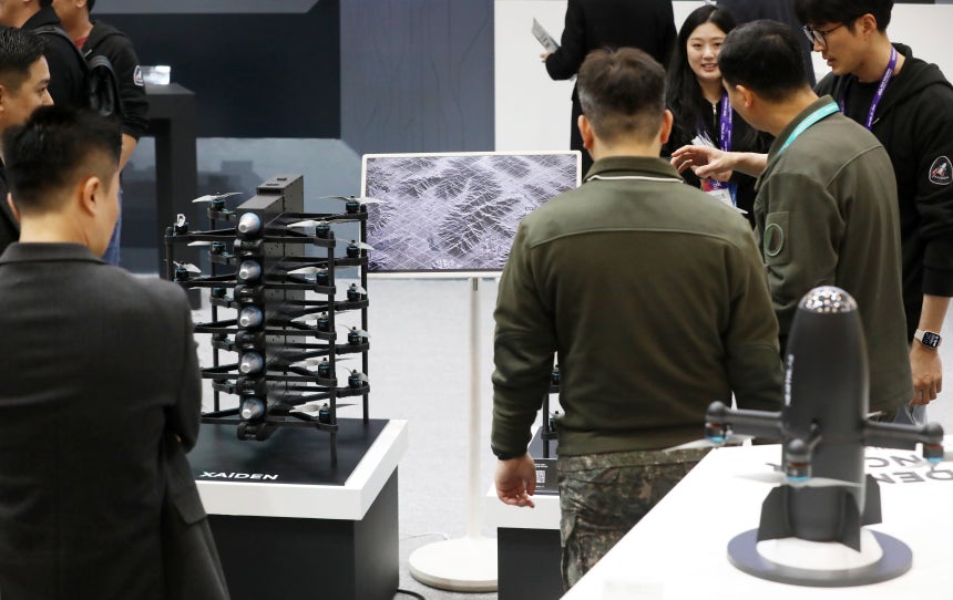 니어스랩이 'DSK 2025(드론쇼코리아)'에서 선보인 군집 자율비행 공격 드론 'XAiDEN'과 고속 요격 AI 드론 'KAiDEN'./뉴스1