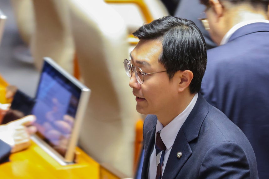 무소속 장경태 의원이 지난 22일 국회에서 열린 3월 임시국회 2차 본회의에서 검찰 조작기소 국정조사요구서 무제한 토론(필리버스터) 종결을 위한 무기명 투표를 마친 뒤 본회의장을 떠나고 있다./연합뉴스