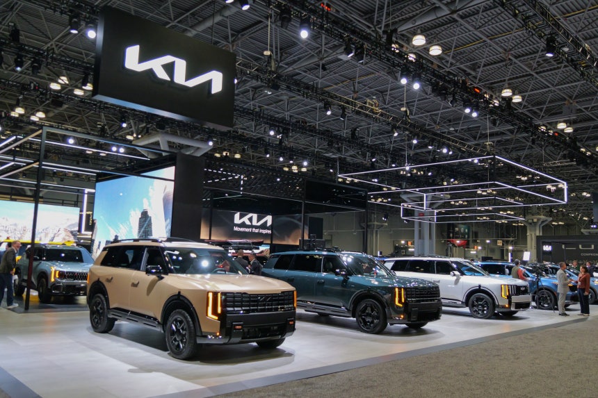 기아는 1일(현지시간) 미국 뉴욕 '제이콥 재비츠 컨벤션 센터'에서 열린 '2026 뉴욕 국제 오토쇼'에 참가했다고 2일 밝혔다. 사진은 2026 뉴욕 국제 오토쇼 내 기아 부스 전경. /현대자동차·기아 제공