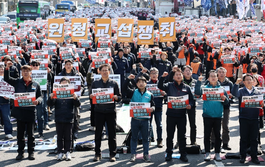 민주노총 조합원들이 지난달 10일 서울 종로구 세종대로 일대에서 열린 민주노총 투쟁 선포대회에서 구호를 외치고 있다./뉴스1