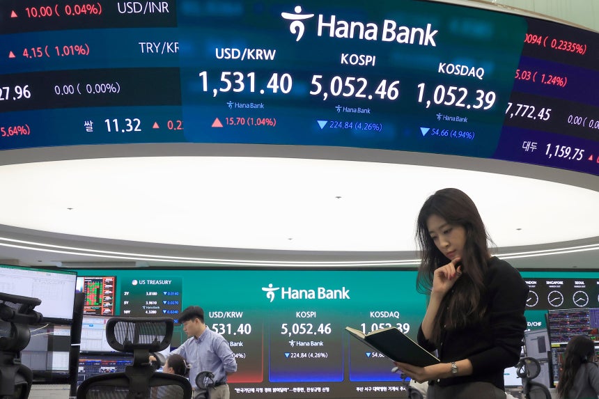 先月31日午後、ソウル中区ハナ銀行のディーリングルーム電光板にコスピなど終値が表示されている。 /ニュース1