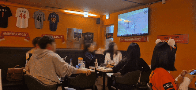 2일 서울 동작구 스포츠펍에서 야구팬들이 경기를 보며 격한 반응을 보이고 있다./임희재 기자