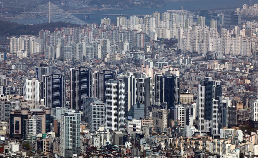 8일 서울 송파구 롯데월드 타워에서 바라본 아파트 단지. /뉴스1