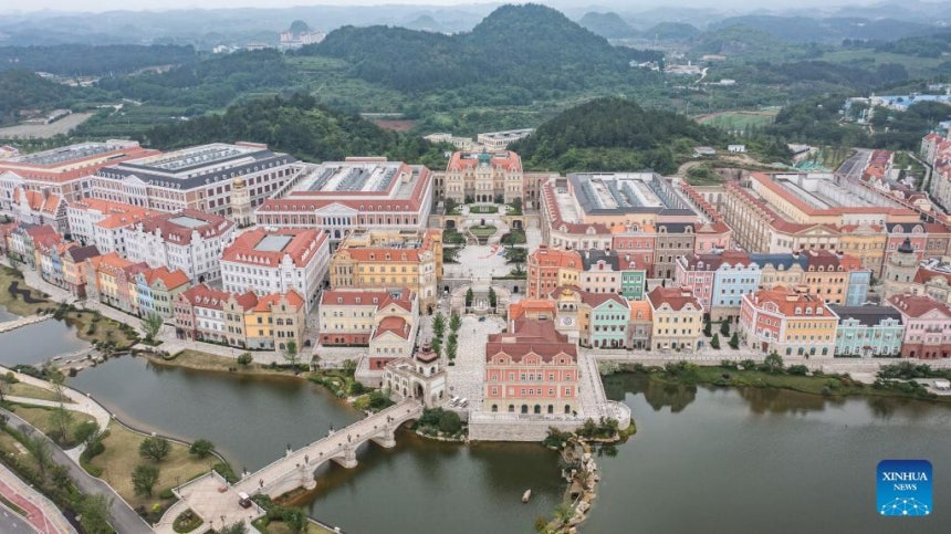 중국 남부 구이저우성 구이안 신구에 구축된 '화웨이 클라우드' 데이터센터.연구단지,교육시설과 함께 지어져 마을의 형태를 하고 있다./신화통신