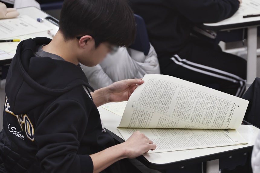 올해 첫 전국 단위 모의고사인 2027학년도 3월 전국연합학력평가(학력평가)가 치러진 24일 오전 서울 서초구 반포고등학교 3학년 교실에서 학생들이 시험지를 받고 검사하고 있다/뉴