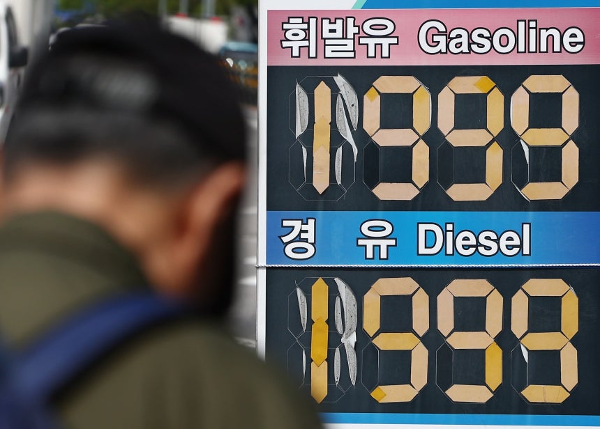 서울 시내의 주유소 유가정보판 모습./뉴스1