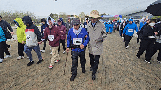 [르포] "뚜벅뚜벅 걸으니 개운"... 장애인 돕는 '웨어러블 로봇' 걷... - 뉴스 썸네일 이미지