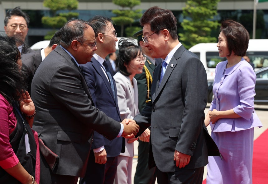 인도 국빈 방문을 마친 이재명 대통령과 김혜경 여사가 21일(현지시간) 뉴델리 팔람 군비행장에서 베트남행 공군 1호기 탑승 전 환송 인사들과 인사하고 있다./뉴스1