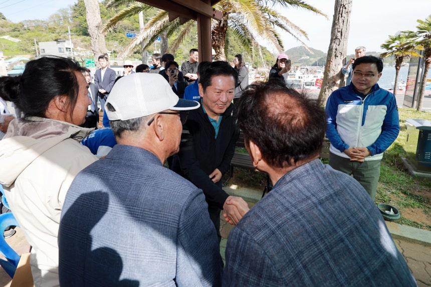 더불어민주당 정청래 대표가 21일 경남 통영시 욕지도에서 열린 도서민 생활여건 개선을 위한 주민 간담회에 참석하며 도민과 인사하고 있다./연합뉴스