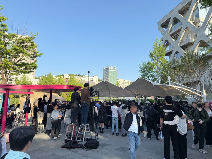 25일 오후 서울 마포구 홍익문화공원에서 '지하돌' 5팀의 야외 공연을 팬들이 망원 카메라로 촬영 중이다. /현정민 기자