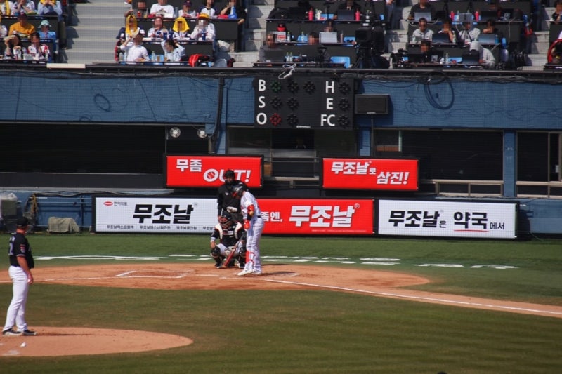 [Why] 야구장에 왜 무좀약이…스포츠 공략하는 제약업계