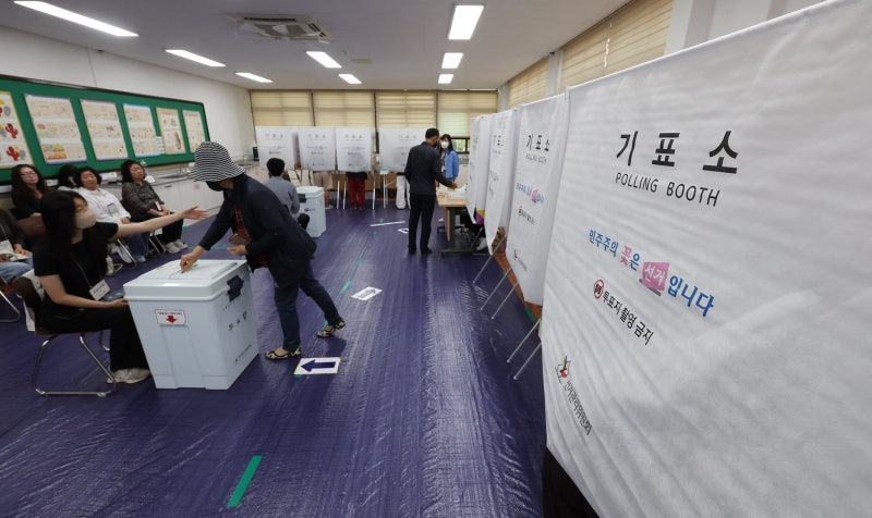 지방선거 오전 9시 <b>투표율</b> 7.4%… 지난 <b>지선</b>보다 1.4%p↑