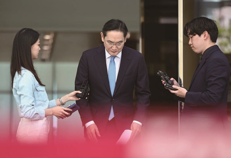 이재용 삼성전자 회장이 5월 16일 서울 강서구 서울김포비즈니스항공센터로 귀국하며 노조 파업에 대한 입장을 밝히던 중 고개 숙여 사과하고 있다./사진 뉴스1 