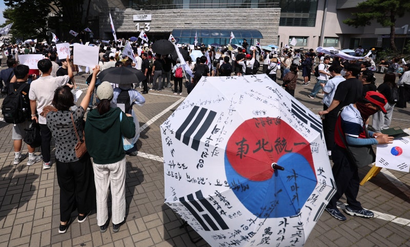 잠실 개표소 앞 3만명 집결… 재선거 요구 <b>시위</b> 이틀째