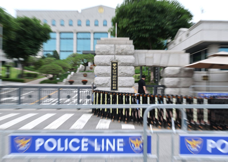 '채용비리' '감사 회피' '소쿠리 투표' 논란 선관위, 결국 '투표... - 뉴스 썸네일 이미지