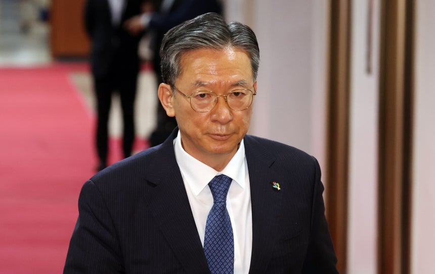정성호 법무부 장관이 9일 오전 서울 종로구 세종대로 정부서울청사에서 열린 국무회의에 참석하고 있다./뉴스1