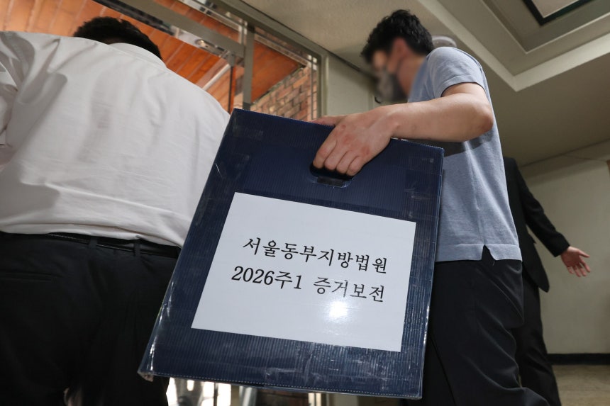 김지연 서울동부지방법원 부장판사와 관계자들이 지난 10일 오후 6·3 지방선거 투표용지 부족 사태가 발생한 잠실7동 제2투표소였던 서울 송파구 우성아파트 노인정의 현장 검증을 마친 뒤 이동하고 있다./뉴스1