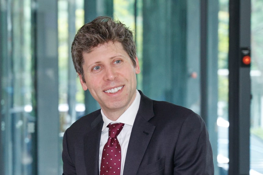 샘 올트먼(Sam Altman) 오픈 AI CEO가 지난해 10월 최태원 SK그룹 회장을 만나기 위해 서울 종로구 SK서린빌딩에 입장하고 있다./뉴스1