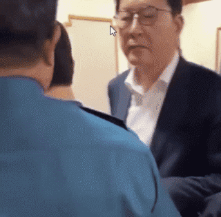 경찰·국민의힘 보좌진 충돌 영상 확산… “팔목 비틀고 목덜미 잡혀”