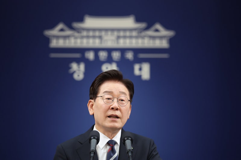 돌아온 李 “민주당, 원수 싸우듯 <b>하지</b> 말라”