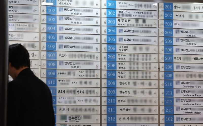 “합격해도 일할 곳 없다”… 변시 합격자 3명 중 1명 ‘수습 난민’