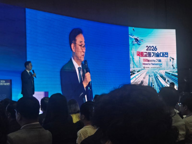 [르포] 운전석 없는 지게차가 자재 옮겼다… 코엑스에 뜬 ‘피지컬 AI...