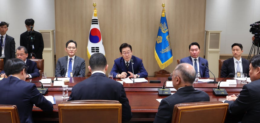 지난해 11월 용산 대통령실에서 열린 한미 관세협상 후속 민관 합동회의.(윗줄 왼쪽부터) 여승주 한화그룹 부회장,이재용 삼성전자 회장,<a href=