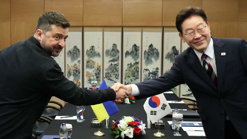 <b>李 대통령</b>·<b>젤렌스키</b> “北 포로, 자유의사 존중해 인도적 해결”