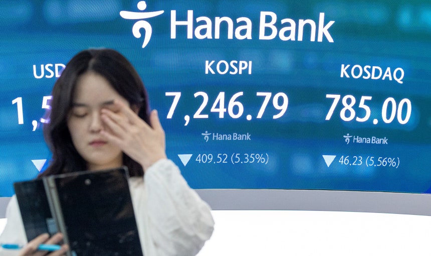 미·이란 갈등 격화에 코스피가 급락하며 '검은 수요일'을 기록한 8일 오후 서울 중구 하나은행 딜링룸 전광판에 종가가 나오고 있다. 이날 코스피 지수는 전일 종가와 비교해 409.52포인트(5.35%) 하락한 724