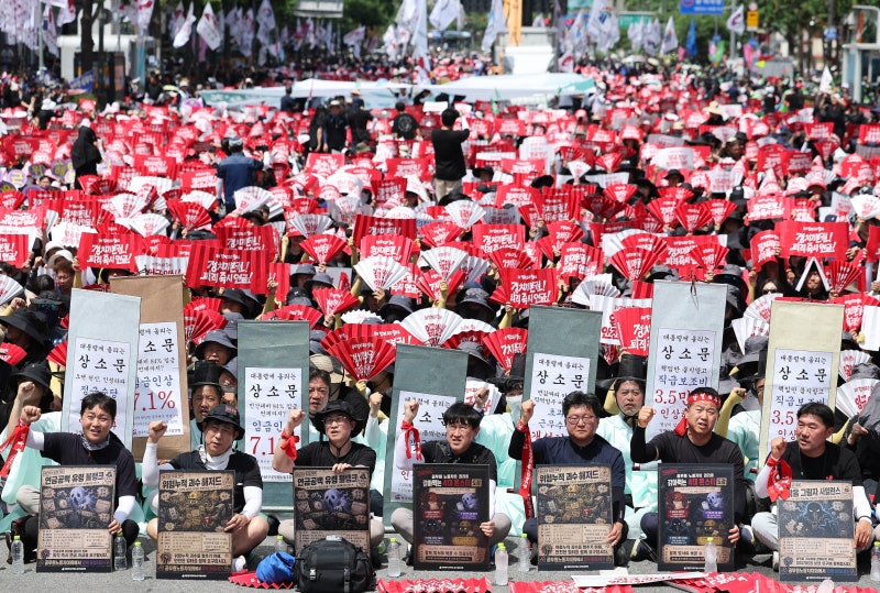 폭염 속 공무원·교사들의 외침… “통장잔고가 사명감 깎아 먹는다”