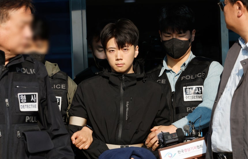 어린이날 광주 도심에서 일면식 없는 여고생을 살해해 살인·살인미수 등의 혐의를 받는 장윤기(23)가 지난 5월 14일 오전 광주 서부경찰서에서 검찰에 송치되고 있다. /뉴스1