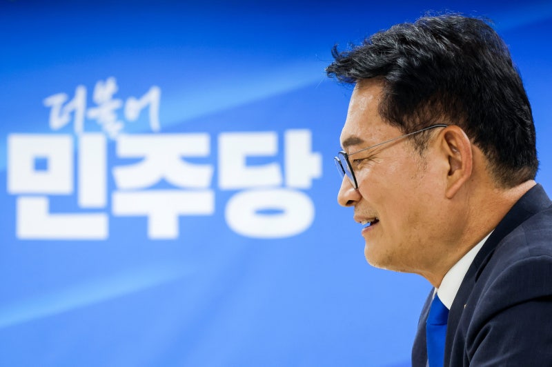 <b>민주당</b>, 심야 긴급최고위 개최…송영길 출마 <b>자격</b> 논의