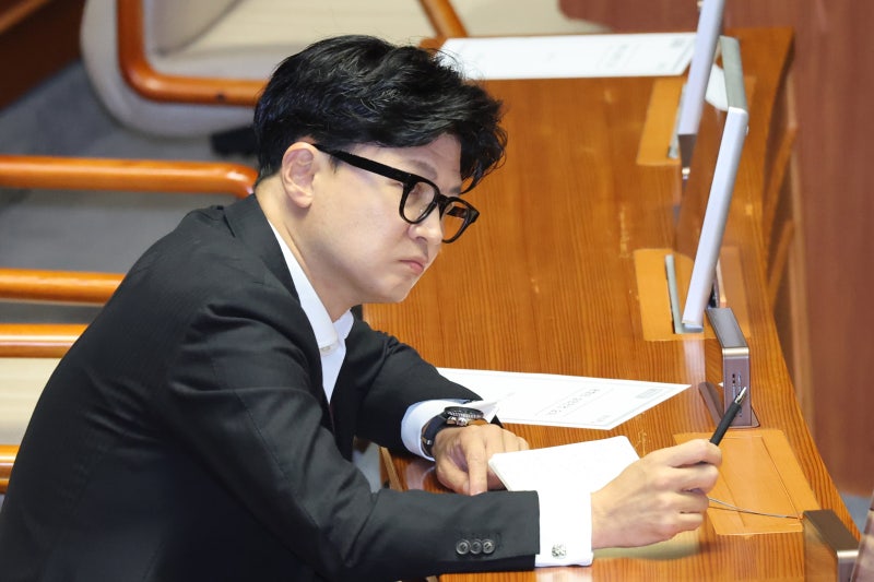 한동훈, ‘<b>사의 표명</b>’ <b>정성호</b>에 “도망간다고 책임 없어지지 않아”