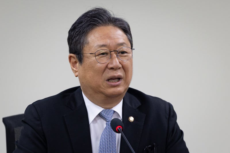 與 <b>황희</b>, 폐<b>버스</b> 활용한 ‘<b>버스하우스</b>’ 제안…“청년 단기 주거 공간으...