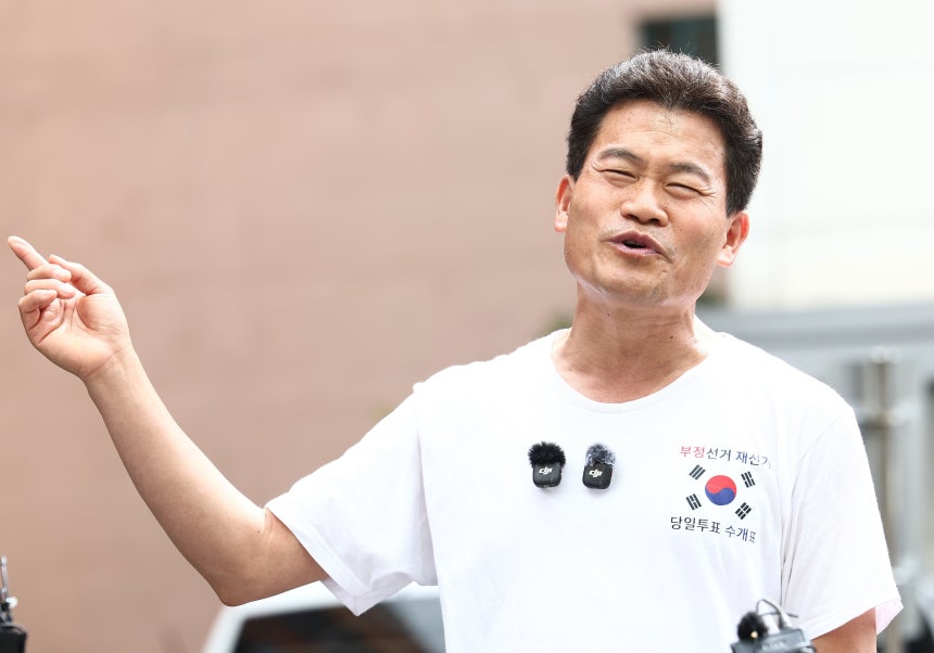 전한길, ‘출국금지 연장’ 처분 소송 패소…법원 “수사 차질 우려”