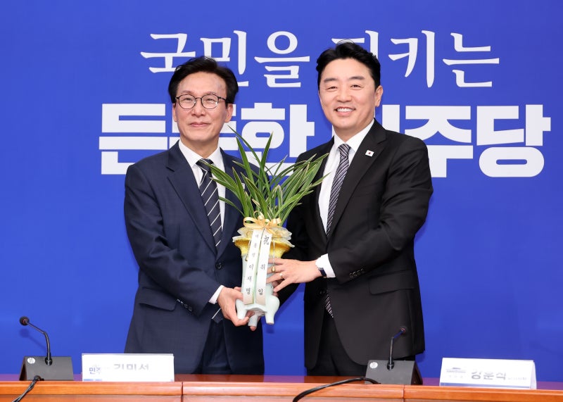 與 “오는 23일 <b>김민석</b> <b>취임</b> 후 첫 고위당정”