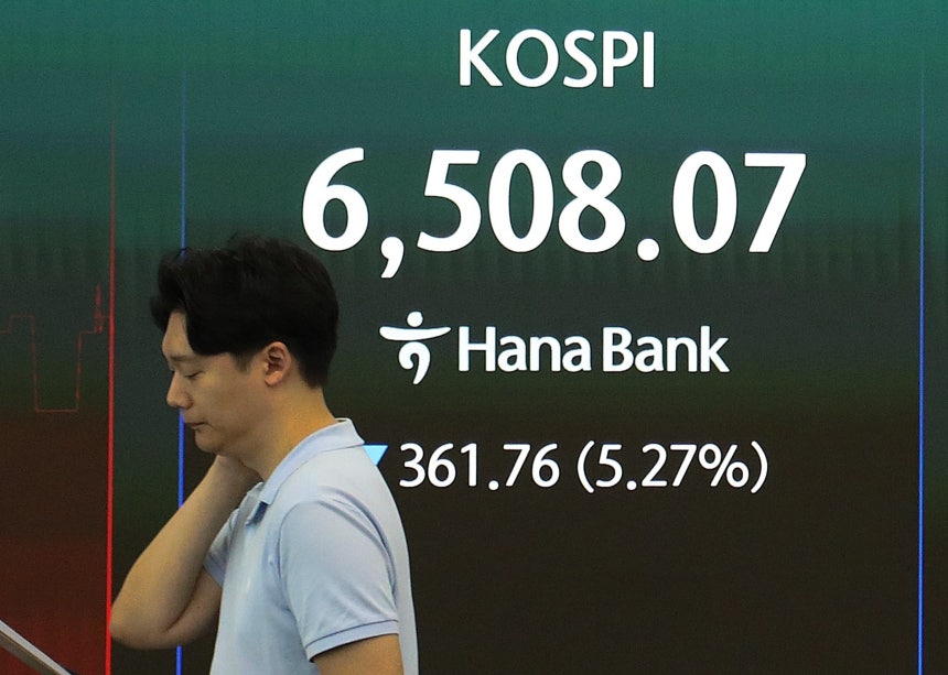 19일 오전 서울 중구 하나은행 본점 딜링룸 현황판에 코스피가 전장대비 361.76 포인트 (5.27%) 하락한 6508.07을 나타내고 있다./뉴스1 제공.