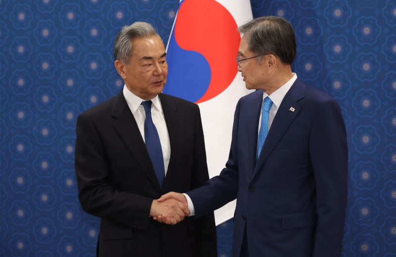 <b>왕이</b> 5년 만의 단독 방한…“<b>한반도 평화</b> 위해 역할”