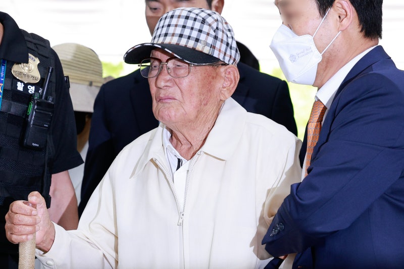 이만희 보석 심문 하루 앞두고… <b>신천지</b>, ‘<b>정당</b> 집단<b>가입</b>’ <b>사과</b>