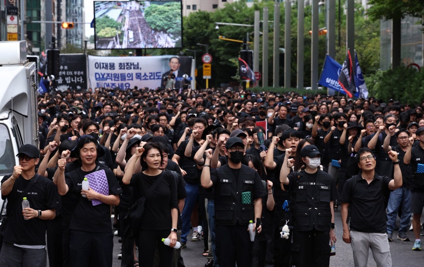 삼성전자 동행노조 조합원들이 21일 서울 삼성 서초사옥 인근에서 집회를 열고 'DS부문과 보상격차 해소' 등을 요구하고 있다./뉴스1