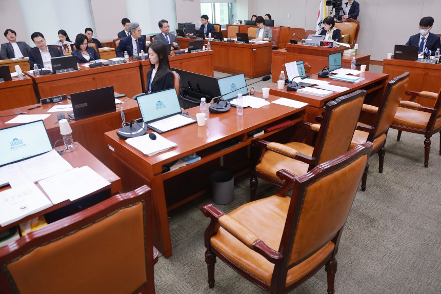 21일 국회 법제사법위원회 전체회의에서 위원장인 더불어민주당 서영교 의원이 조희대 대법원장과 노경필 법원행정처장에 대한 증인 출석 요구의 건을 의결한 뒤 산회를 선언하고 있다. 국민의힘 법사위원들은 증인 출석 요구의