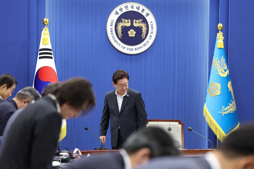 이재명 대통령이 21일 청와대에서 열린 제1차 반부패정책협의회에서 국민의례를 마친 후 자리에 착석하고 있다./뉴스1